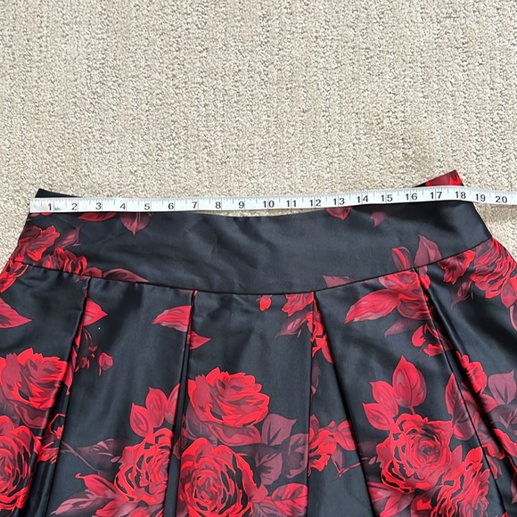 ❤️JS Collections Black & Rose Print Pleated Skirt Size 16 EUC🖤 - Picture 11 of 11